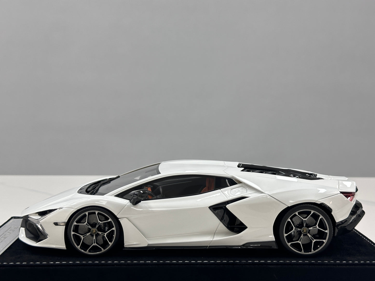 HH Model 1/18 Lamborghini Revuelto Metallic White HH616