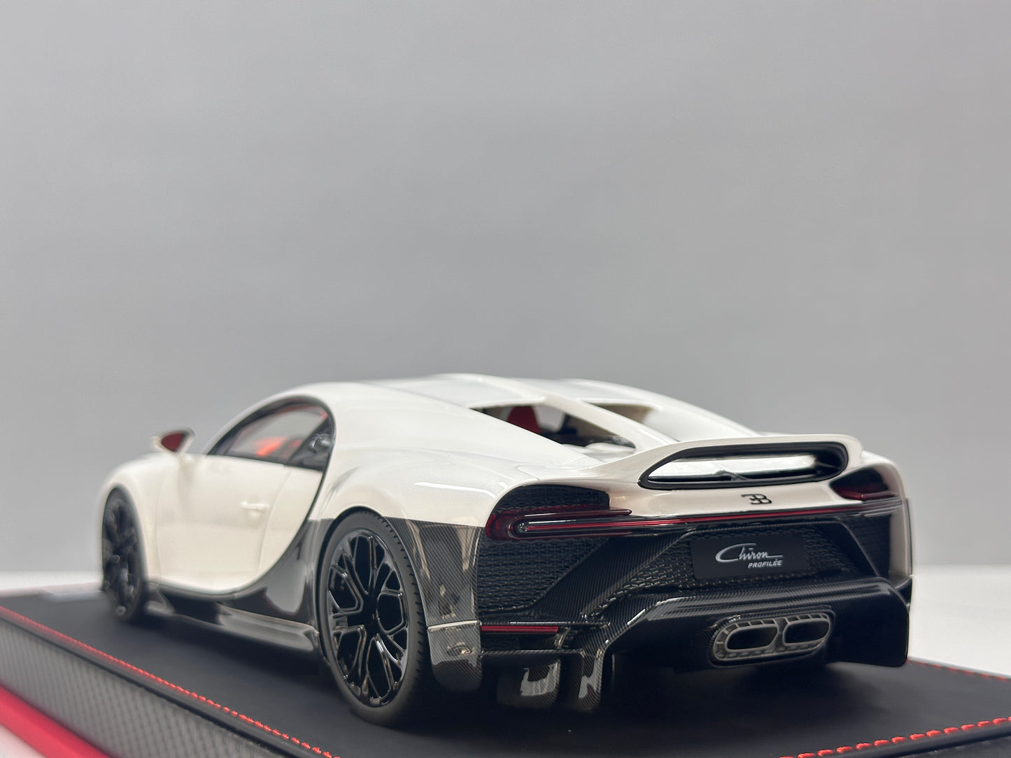 BBA MODEL 1/18 Bugatti Chiron Profiler Black and White Panda BBA072