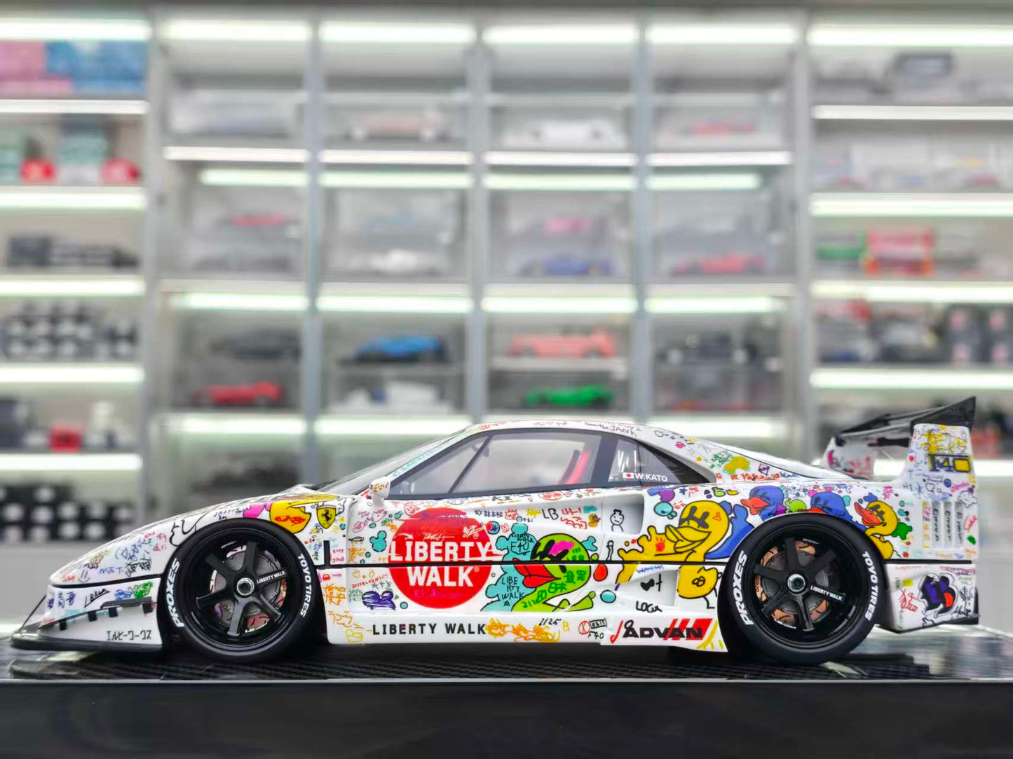 BBA MODEL 1/18 Ferrari F40 with graffiti carbon base BBA032