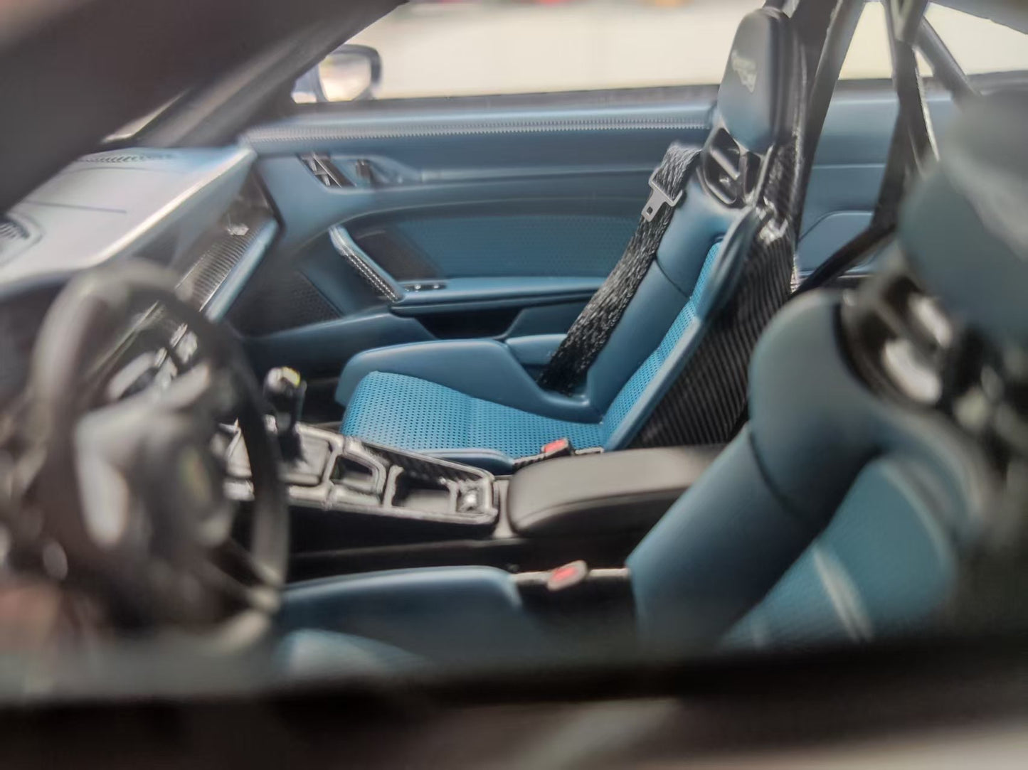 TIMOTHY&PIERRE 1/18 Porsche 911 GT3RS Sonderwunsch White with Blue Carbon TP189