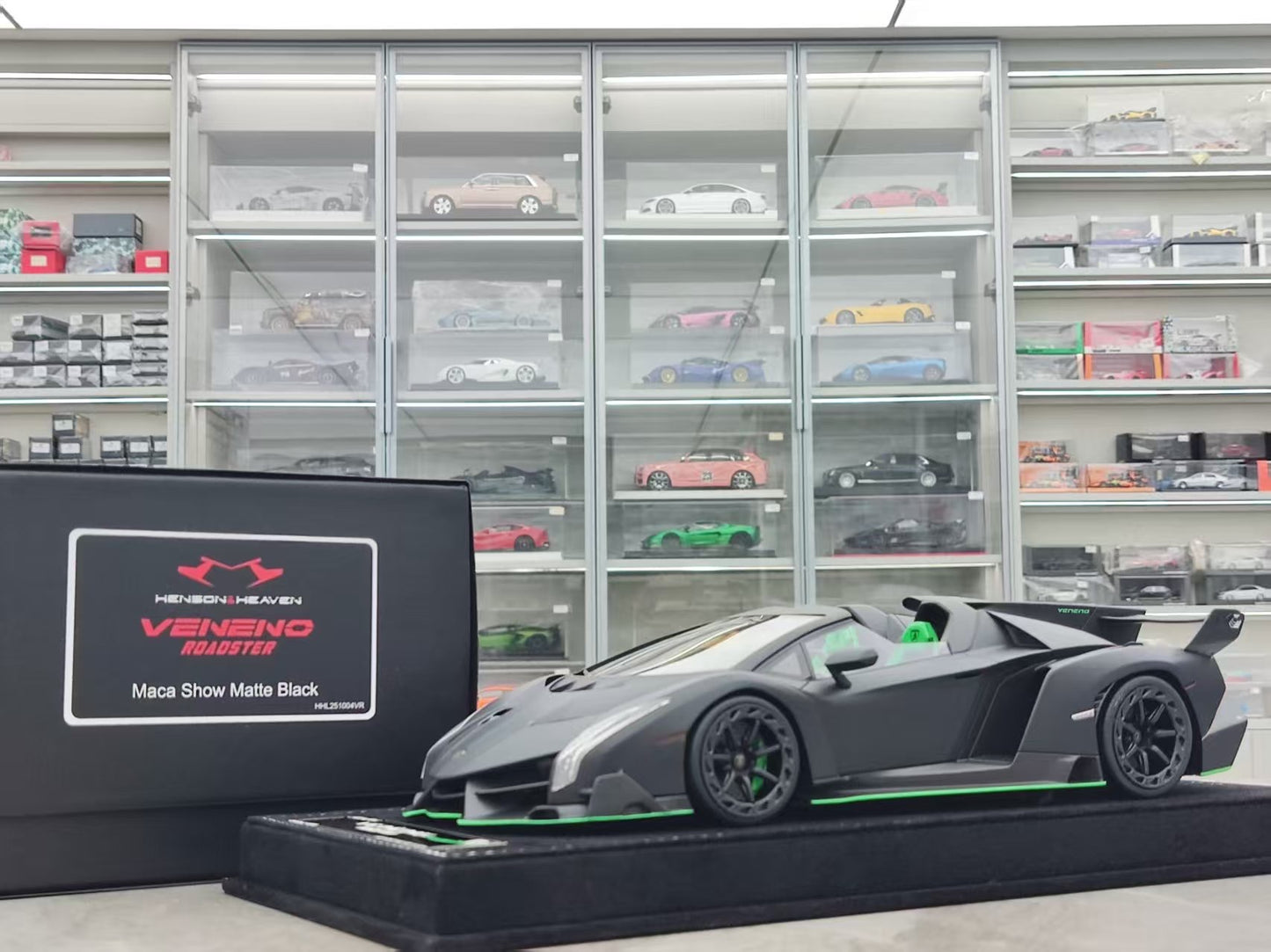 HH Model 1/18 Lamborghini Veneno Roadster Matte Black HH560
