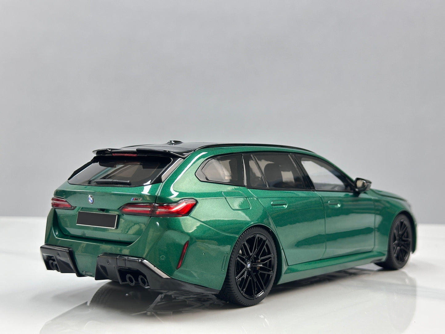 MINICHAMPS 1/18 BMW M5 Touring (2024) – Metallic Green (110023902)