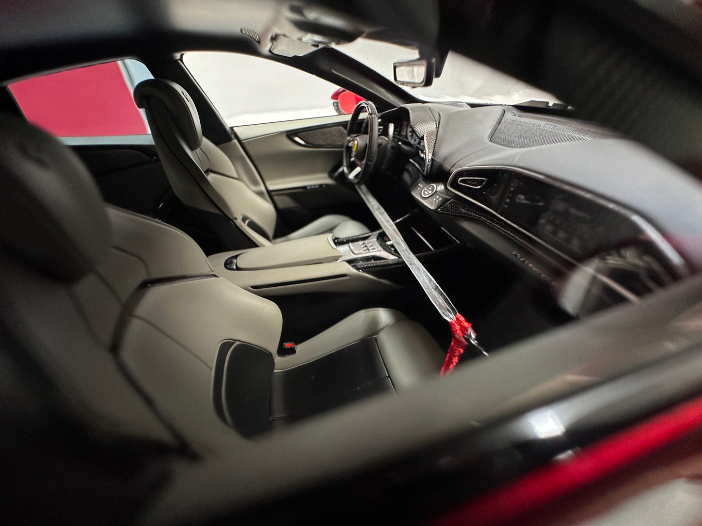 BBR 1/18 Ferrari Purosangue – Metallic Red, Black Roof, Carbon Fiber Underbody (HE180052BCH)