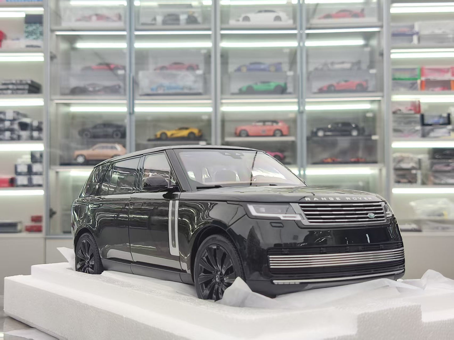 LCD 1/18 Land Rover Genesis Extended Edition Black Alloy Car Model LCD120