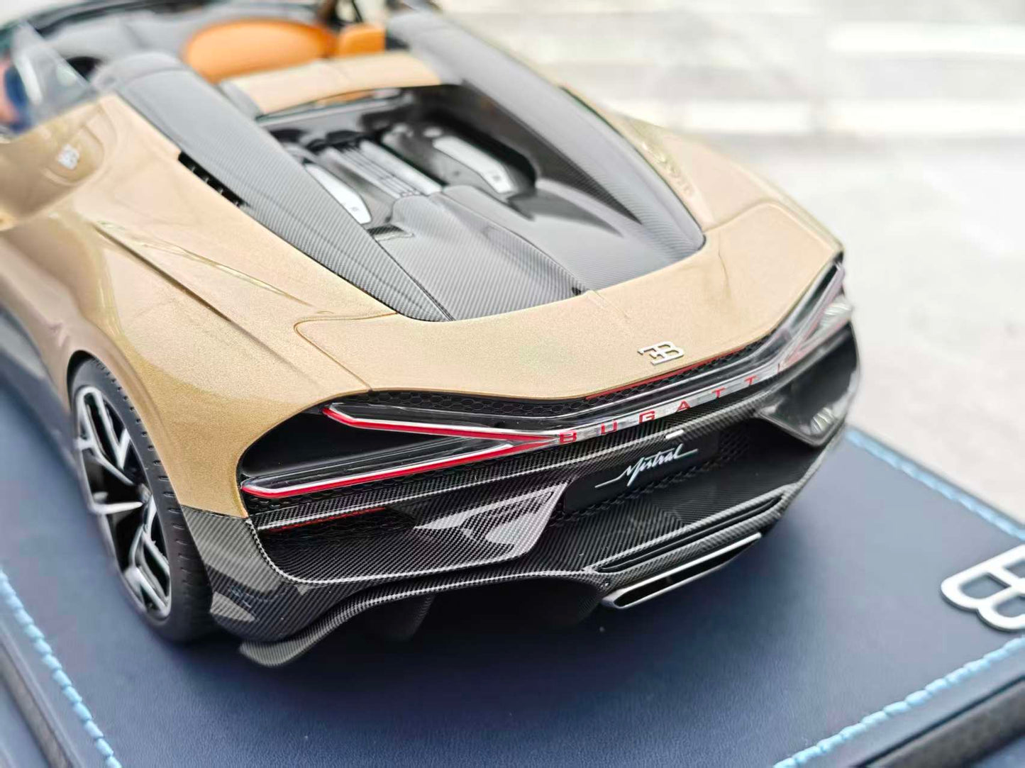 MR 1/18 Bugatti W16 Mistral Gold Edition BUG015D