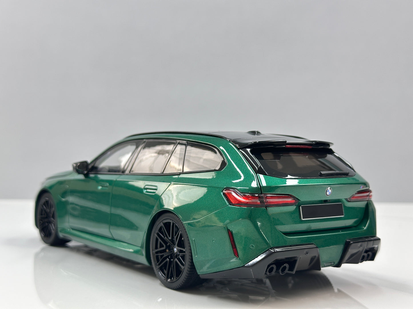 MINICHAMPS 1/18 BMW M5 Touring (2024) – Metallic Green (110023902)