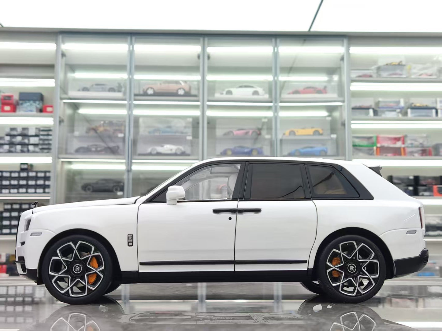 ZP 1/18 Rolls-Royce Cullinan BB Fishing Seat Edition, Leather Suitcase Version, Metallic White ZP112