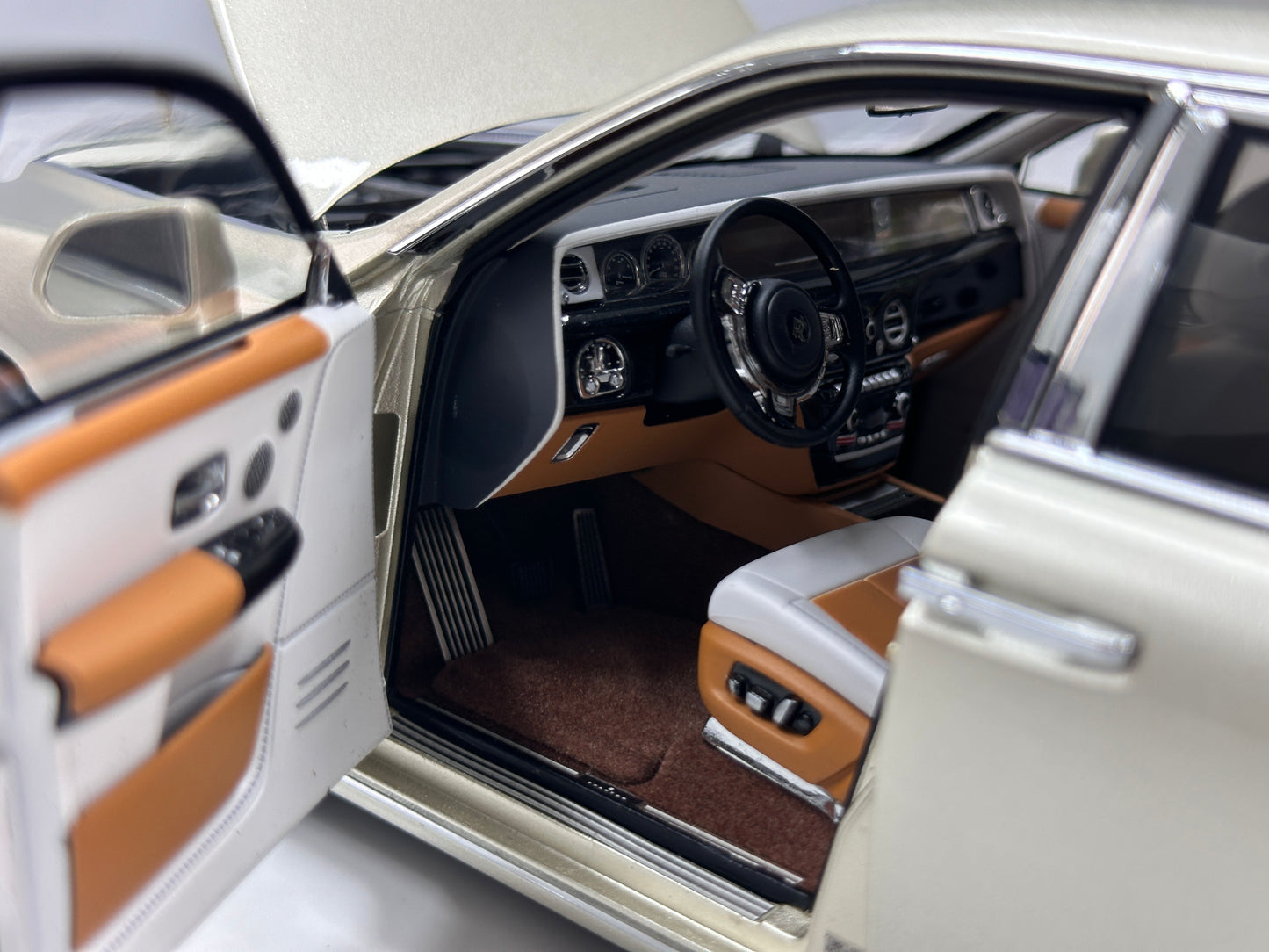 ZP 1/18 Rolls-Royce Phantom VIII (Gold Badge / Leather Suitcase Edition) – Champagne Gold (ZP116)