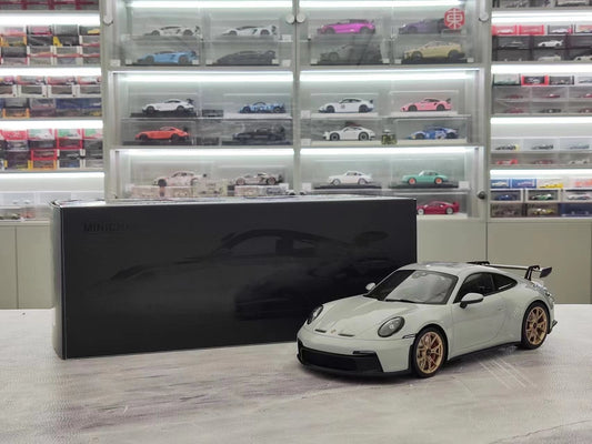 MINICHAMPS 1/18 Porsche 911 (992) GT3 2021 – Gris claro con ruedas doradas 117069001