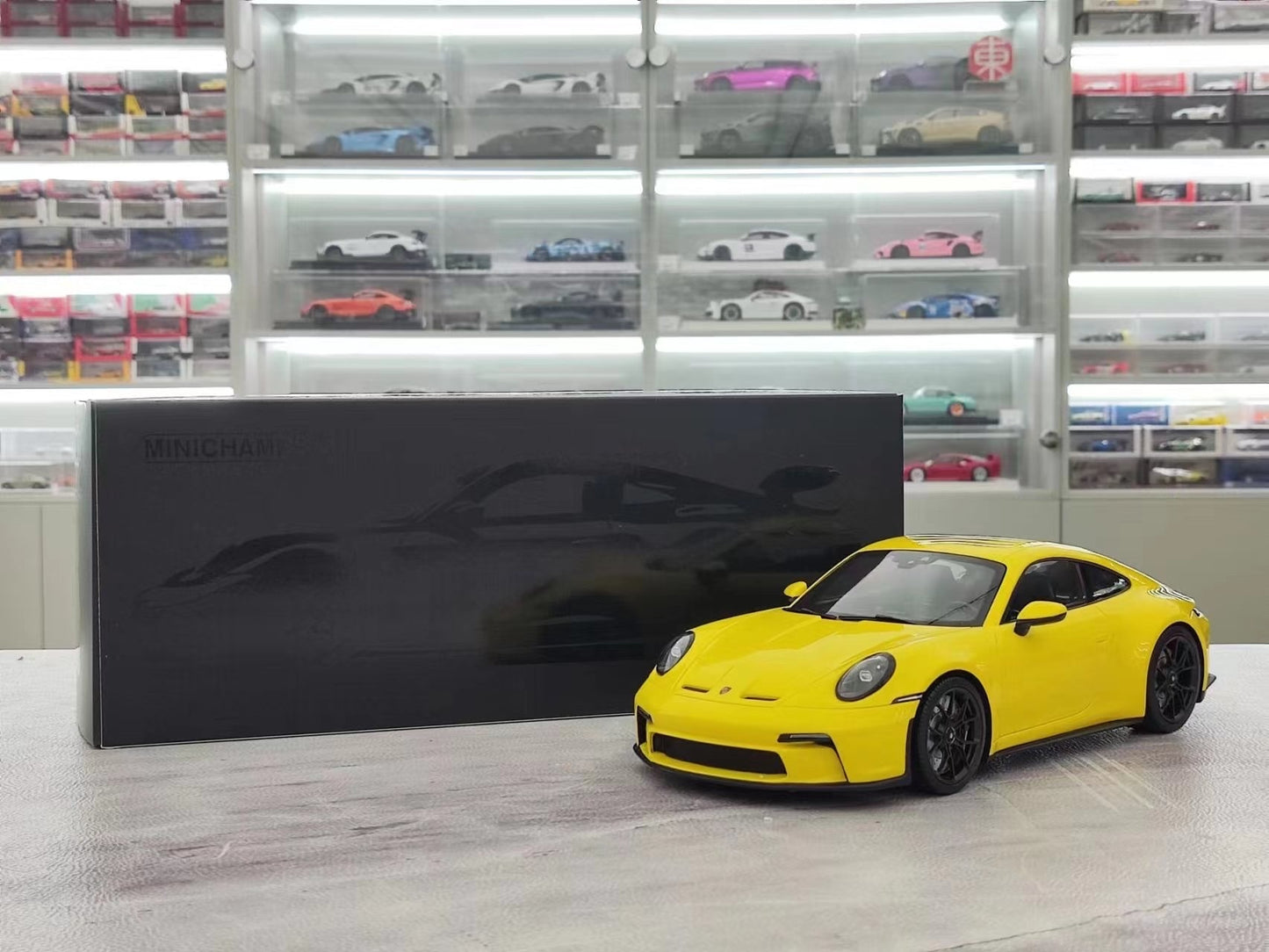 MINICHAMPS 1/18 Porsche 911 (992) GT3 Touring 2022 Yellow 117069021