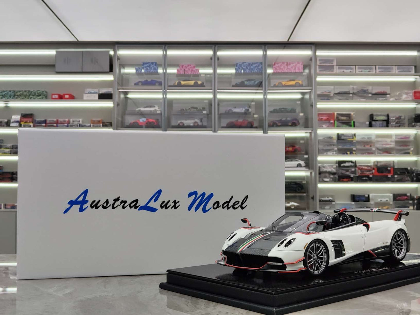AustraLux 1/18 Scale Pagani Huayra Roadster BC – Pearlescent White (AUS002)