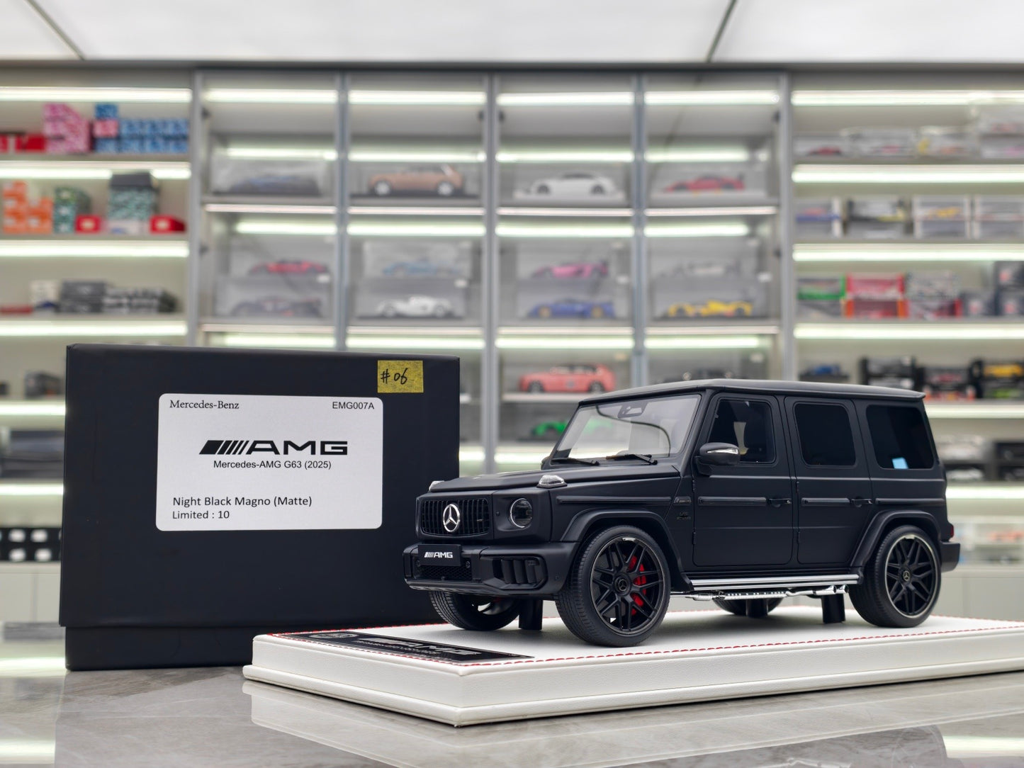 DINOMODEL 1/18 Mercedes-Benz G63 – Matte Black (White Base) – EMG007A
