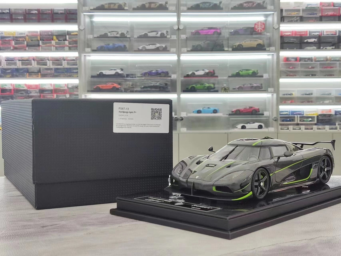 FRONTIART 1/18 Koenigsegg Agera R+ 7082 Carbon + Green Stripes FA20221126-1