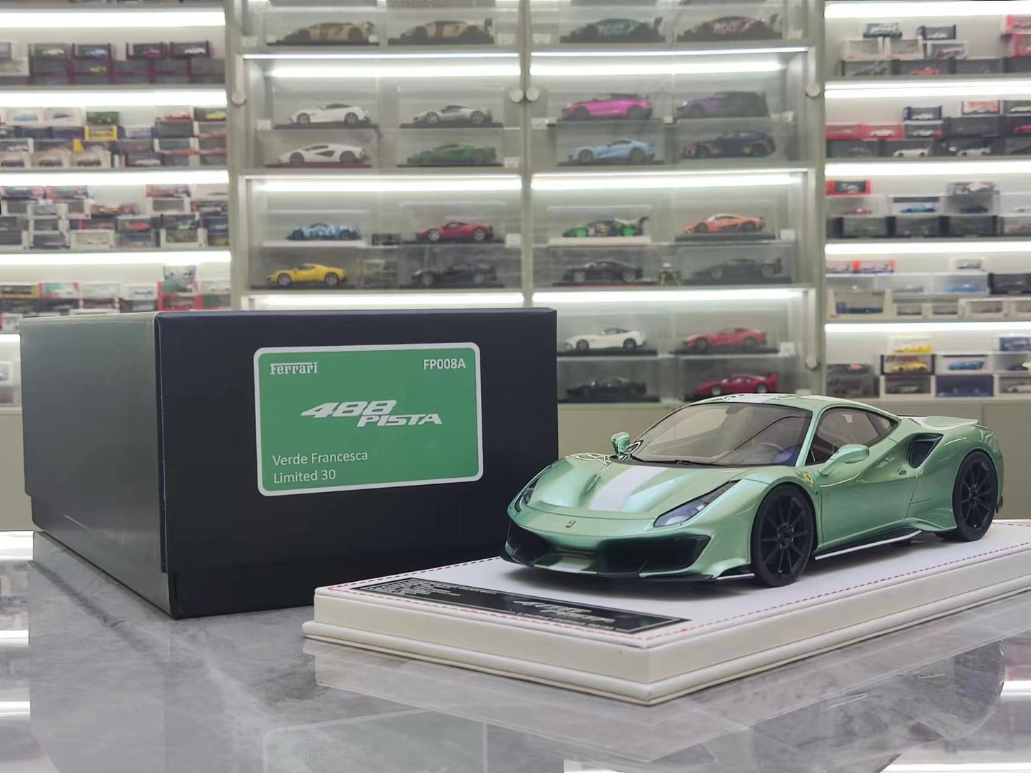 DINOMDOEL 1/18 Ferrari 488 Pista – Green (White Base) – FP008A