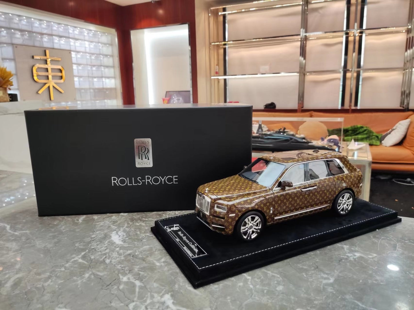 HH Model 1/18 Rolls-Royce Cullinan – LV Livery (HH076)